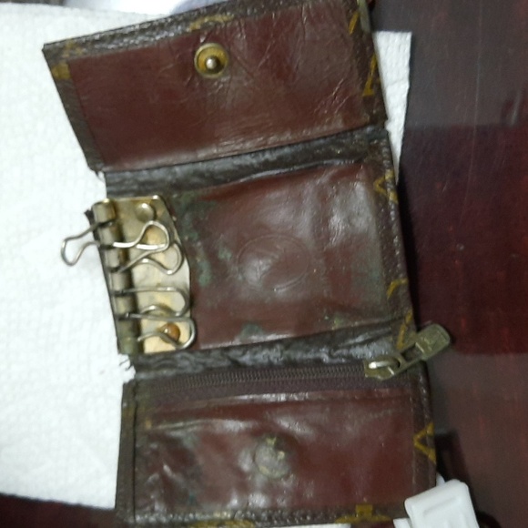 Louie Vuitton Key Holder - Picture 3 of 11